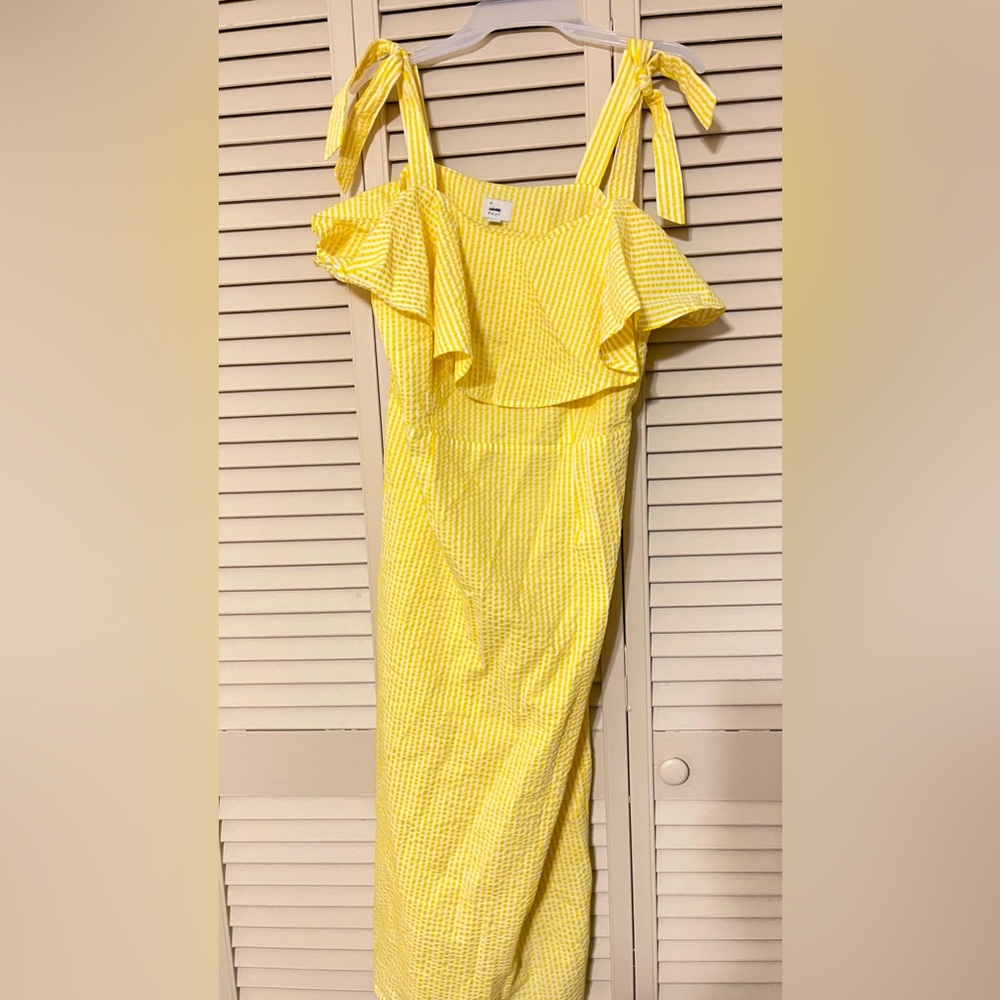 summer dress.Fits all sizes.  White and yellow.  Open from the bottom back .